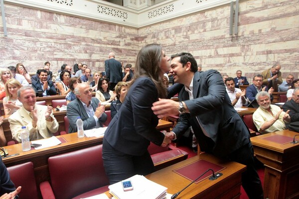 Ασπασμός Αλέξη και Ζωής - ίσως το κορυφαίο φωτογραφικά στιγμιότυπο