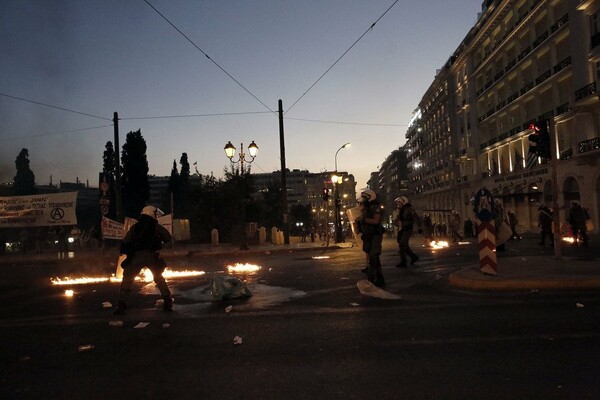 Με μολότοφ, δακρυγόνα, πετροπόλεμο και βανδαλισμούς σφραγίστηκε το "ΝΑΙ" στα μέτρα