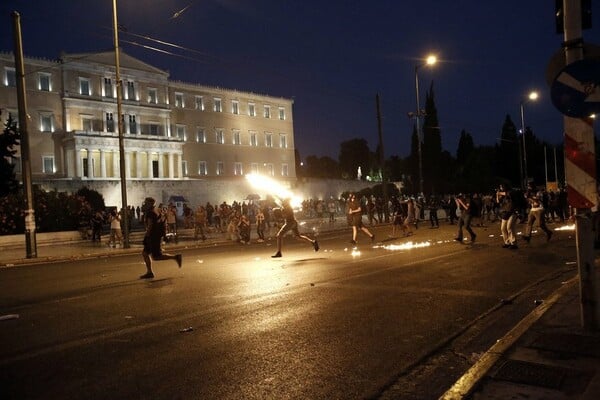 Με μολότοφ, δακρυγόνα, πετροπόλεμο και βανδαλισμούς σφραγίστηκε το "ΝΑΙ" στα μέτρα