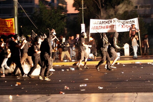 Με μολότοφ, δακρυγόνα, πετροπόλεμο και βανδαλισμούς σφραγίστηκε το "ΝΑΙ" στα μέτρα