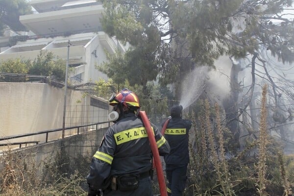 Mάχη με τις φλόγες στον Καρέα - Oι πρώτες εικόνες από τη μεγάλη πυρκαγιά