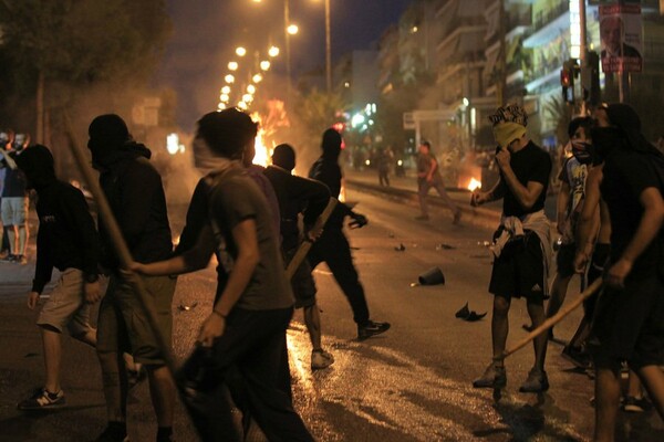 26 προσαγωγές και δύο συλλήψεις στα επεισόδια μετά τις συγκεντρώσεις για τη δολοφονία Φύσσα