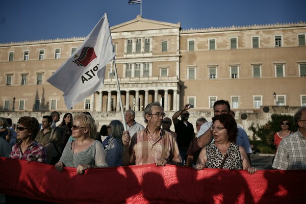 Συλλαλητήριο στο Σύνταγμα - Οι πολίτες παίρνουν τη διαπραγμάτευση στα χέρια τους