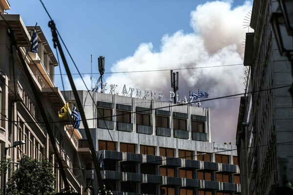 Mάχη με τις φλόγες στον Καρέα - Oι πρώτες εικόνες από τη μεγάλη πυρκαγιά