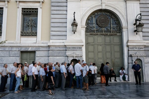 5 δισ. ευρώ μετρητά αποσύρθηκαν από τις ελληνικές τράπεζες τον Ιούνιο