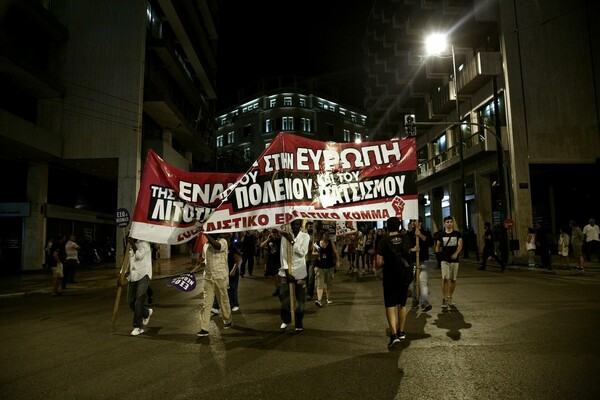 Οι πρόσφυγες στην κεφαλή της πορείας του αντιφασιστικού συλλαλητηρίου στην Αθήνα