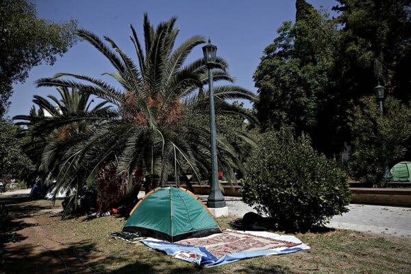 Οι μετανάστες που παραμένουν στο Πεδίο του Άρεως