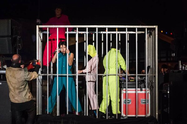 Η Dismaland του Banksy έκλεισε με ένα μεγάλο πάρτι και η πόλη που τη φιλοξένησε έβγαλε 20 εκατ. λίρες