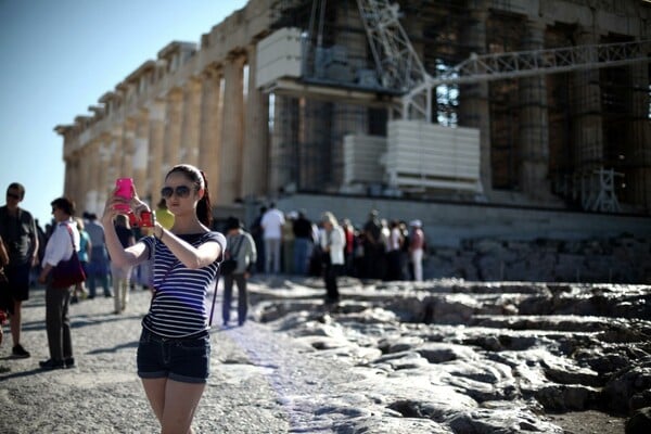 WSJ: Οι τουρίστες επιστρέφουν στην Ελλάδα μαζικά, μετά τη συμφωνία