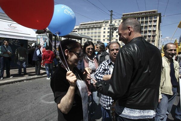 Γιάνη, σ' αγαπάμε! Επίθεση αγάπης στον Γιάνη Βαρουφάκη