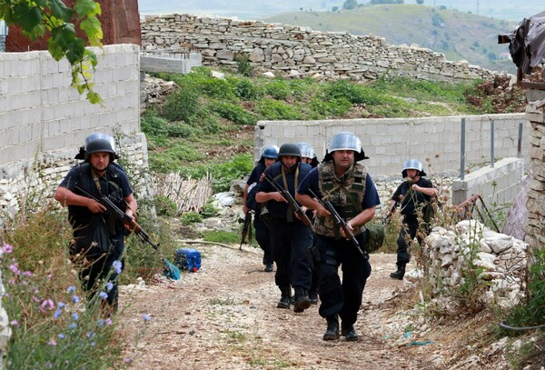 Λαθρέμποροι στην Αλβανία άνοιξαν πυρ εναντίον ελικοπτέρων της αστυνομίας