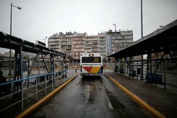 Ξεμένουν οι συγκοινωνίες από λεωφορεία και τρόλεϊ