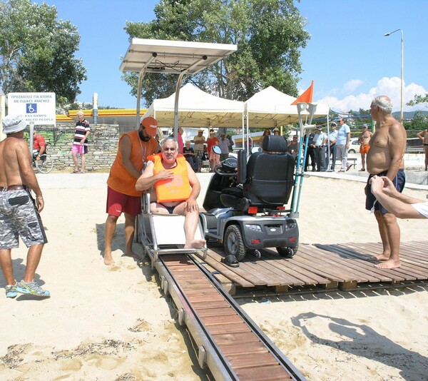 Μπάνιο στη θάλασσα, για πρώτη φορά, για πολλά άτομα με αναπηρία χάρη στο seatrac στην Καβάλα