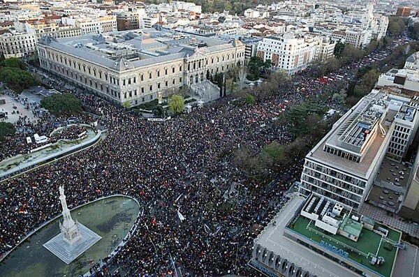 Τραυματίες και συλλήψεις στις επεισοδιακές πορείες της Ισπανίας