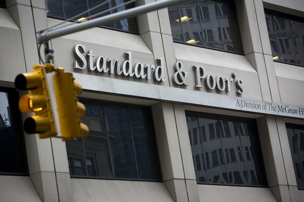 Υποβάθμιση τεσσάρων τραπεζών από την Standard and Poor's