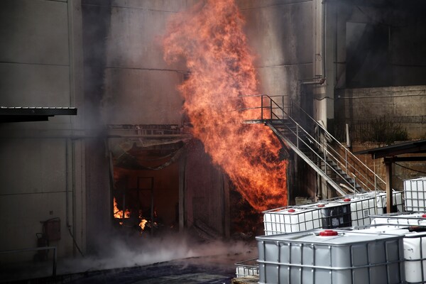 Σε εξέλιξη η μεγάλη πυρκαγιά σε εργοστάσιο χρωμάτων και μελανιών στον Ασπρόπυργο