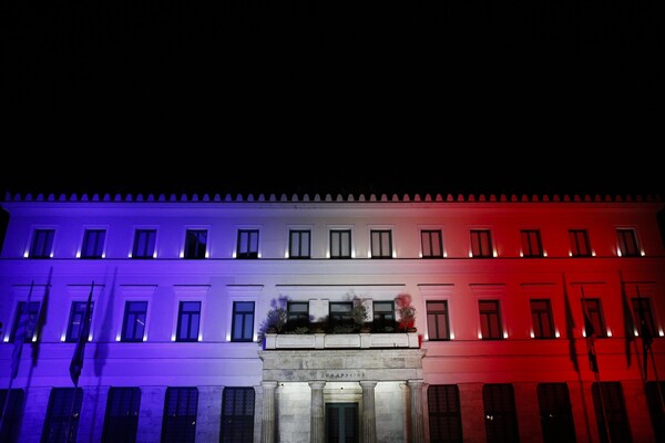 Το δημαρχείο της Αθήνας τιμά τα θύματα της Νίκαιας και φωτίζεται στα χρώματα της Γαλλικής σημαίας