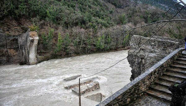 Ξεκινούν οι εργασίες για την αποκατάσταση του γεφυριού της Πλάκας