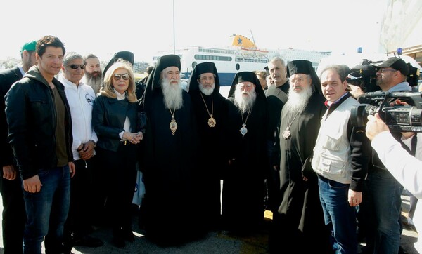 Ο Σάκης Ρουβάς στους πρόσφυγες του Πειραιά μαζί με την Βαρδινογιάννη και τον Πατούλη