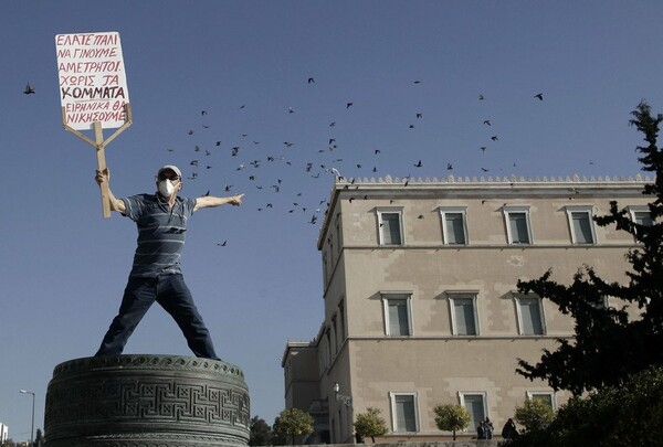 Οι εικόνες καταστροφής και βίας στο Σύνταγμα σήμερα