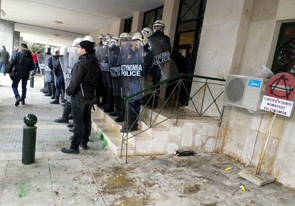 Επί ποδός όλη η Ελλάδα - Σκηνικό πολέμου στην Κομοτηνή - Σε «ομηρία» ο υπουργός Αγροτικής Ανάπτυξης