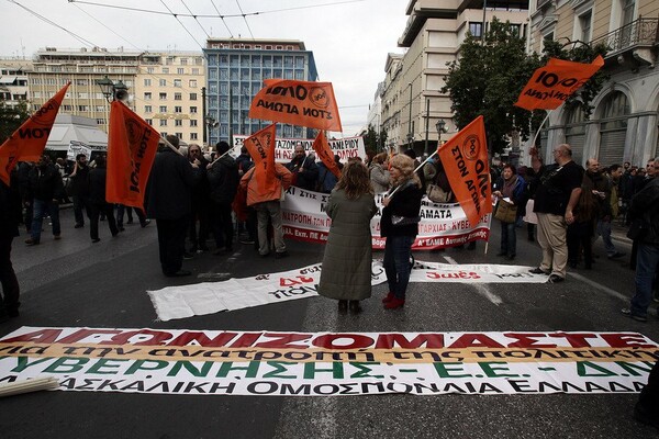 Aσφυκτικά γεμάτο το κέντρο της Αθήνας - Σε εξέλιξη αυτή την ώρα οι μεγάλες συγκεντρώσεις