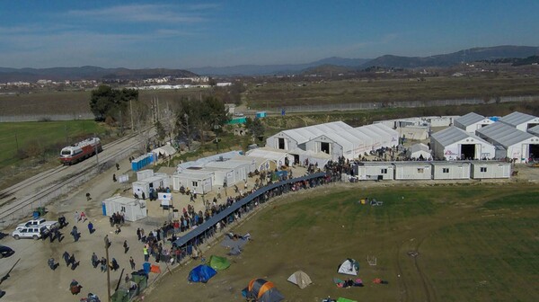 Χάος με χιλιάδες πρόσφυγες και μετανάστες στην Ειδομένη