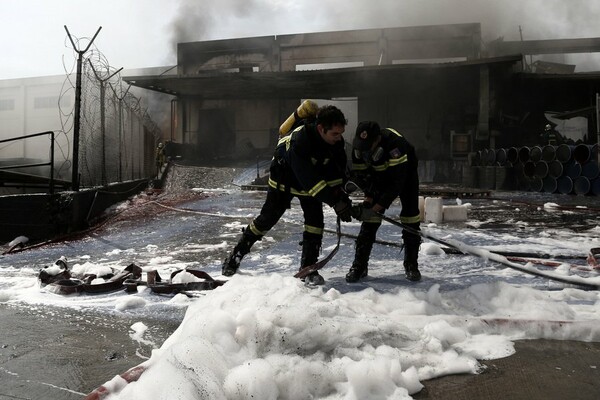 Σε εξέλιξη η μεγάλη πυρκαγιά σε εργοστάσιο χρωμάτων και μελανιών στον Ασπρόπυργο