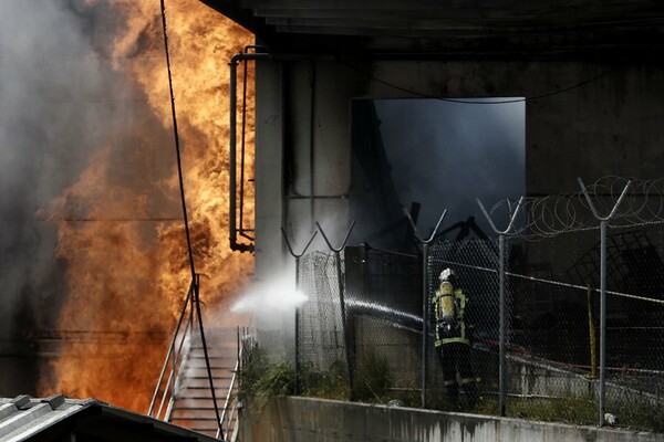 Σε εξέλιξη η μεγάλη πυρκαγιά σε εργοστάσιο χρωμάτων και μελανιών στον Ασπρόπυργο