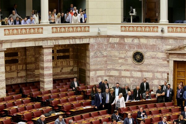 Καρέ - καρέ όλα όσα έγιναν με τη Χρυσή Αυγή κατά τη διακοπή της συνεδρίασης στη Βουλή