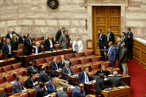 Καρέ - καρέ όλα όσα έγιναν με τη Χρυσή Αυγή κατά τη διακοπή της συνεδρίασης στη Βουλή