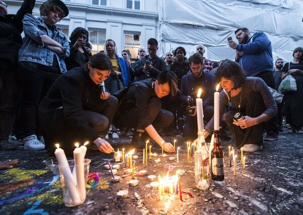 Χιλιάδες άνθρωποι σε ολονυχτίες στο Λονδίνο και το Παρίσι τίμησαν τους νεκρούς του Ορλάντο