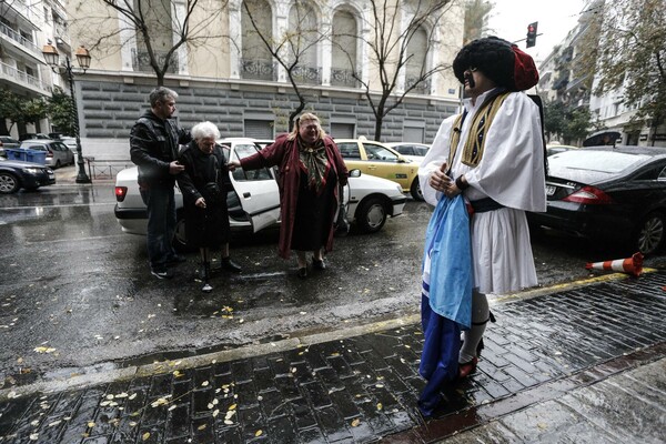 O τσολιάς της Ελληνοφρένειας τρολάρει τον Μεϊμαράκη - Τον περίμενε αγκαλιά με τον "Τσίπρα"