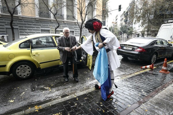 O τσολιάς της Ελληνοφρένειας τρολάρει τον Μεϊμαράκη - Τον περίμενε αγκαλιά με τον "Τσίπρα"