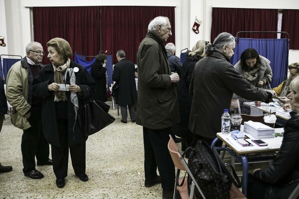 Αντιεξουσιαστές πέταξαν μπογιές σε εκλογικό κέντρο στη Νέα Φιλαδέλφεια