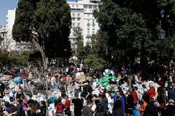 Συγκινητικό αυτό που συνέβη στο Σύνταγμα - Απίστευτη η ανταπόκριση για βοήθεια στους πρόσφυγες