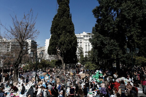 Συγκινητικό αυτό που συνέβη στο Σύνταγμα - Απίστευτη η ανταπόκριση για βοήθεια στους πρόσφυγες