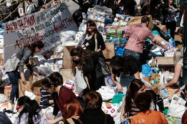 Συγκινητικό αυτό που συνέβη στο Σύνταγμα - Απίστευτη η ανταπόκριση για βοήθεια στους πρόσφυγες