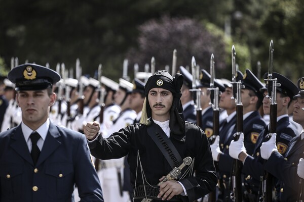 Ο Καμμένος υποδέχτηκε με τιμές αρχηγού κράτους την εικόνα της Παναγιάς Σουμελά