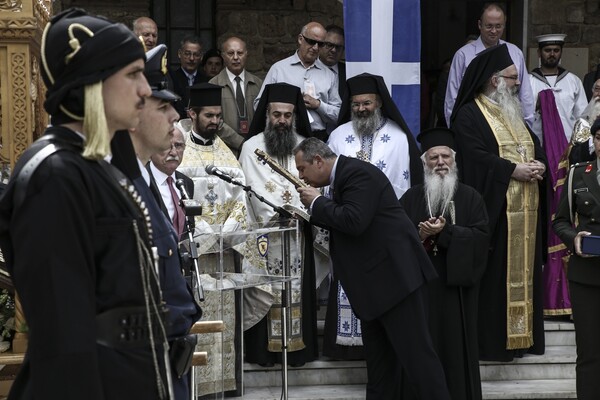 Ο Καμμένος υποδέχτηκε με τιμές αρχηγού κράτους την εικόνα της Παναγιάς Σουμελά