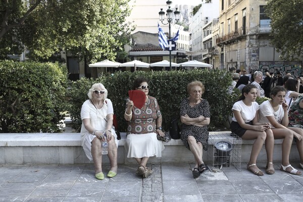 Άνοιξαν και πάλι οι θύρες της Μητρόπολης Αθηνών - Φωτογραφίες από την πρώτη δοξολογία μετά από 7 χρόνια ανακαίνισης