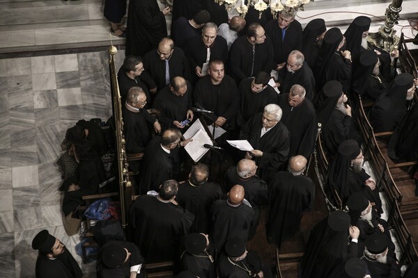 Άνοιξαν και πάλι οι θύρες της Μητρόπολης Αθηνών - Φωτογραφίες από την πρώτη δοξολογία μετά από 7 χρόνια ανακαίνισης