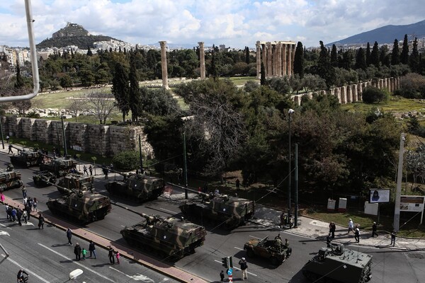 Για πρώτη φορά και drones στην παρέλαση της Αθήνας - Όλες οι φωτογραφίες από το Σύνταγμα