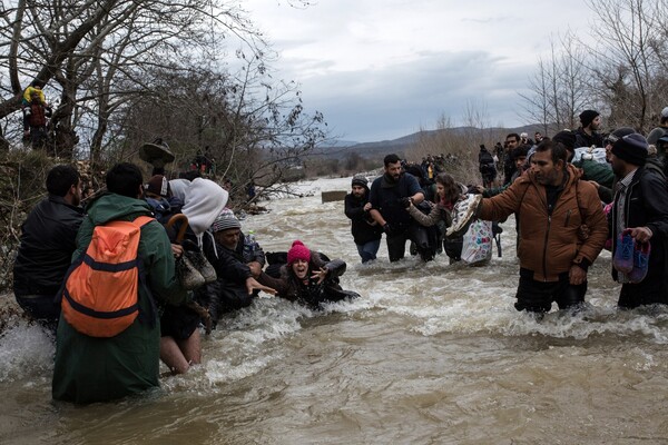Μαρτυρίες προσφύγων που γύρισαν από τα Σκόπια - Mας έβριζαν και όταν έκλαιγε ένα μωρό χτυπούσαν τη μητέρα