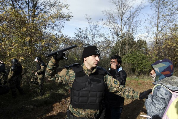 Έκρυθμη κατάσταση στην Ειδομένη - Συνεχείς συμπλοκές μεταξύ των προσφύγων και της αστυνομίας