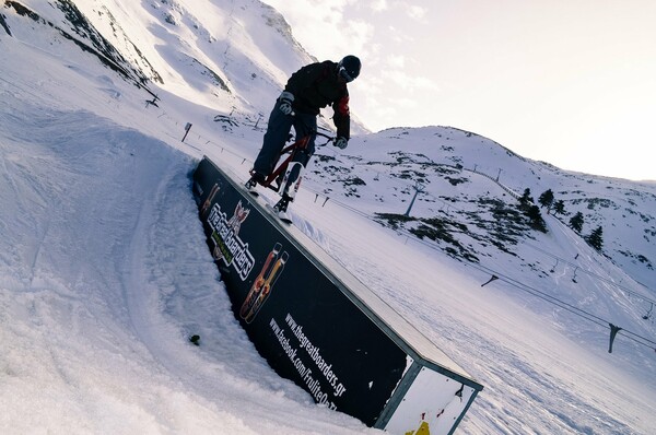 Τι είναι το ski bike και γιατί δεν υπάρχει πιο συναρπαστικός τρόπος να γλυστράς στο χιόνι