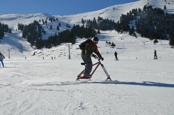 Τι είναι το ski bike και γιατί δεν υπάρχει πιο συναρπαστικός τρόπος να γλυστράς στο χιόνι