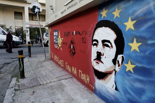 Βρε πώς αλλάζουν οι καιροί! O Tσίπρας ως Χίτλερ στα γκραφίτι της Αθήνας