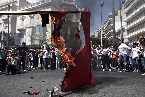 Πορεία των Αρμενίων για την επέτειο της Γενοκτονίας - Έκαψαν την σημαία της Τουρκίας στο Σύνταγμα