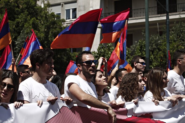 Πορεία των Αρμενίων για την επέτειο της Γενοκτονίας - Έκαψαν την σημαία της Τουρκίας στο Σύνταγμα